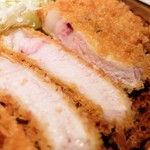 とんかつ朔 - かつ断面・・（もう見た目でおいし～って思うもん！）