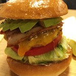 「アボガドベーコンチーズバーガー」（1550円）