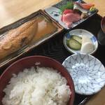 男しゃく - ♪サバ味噌煮と刺身付定食¥880
      