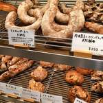 パンやきどころ RIKI - 店内棚 ハード系