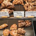 パンやきどころ RIKI - 店内棚 ハード系