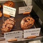 パンやきどころ RIKI - 店内棚 ハード系