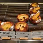 パンやきどころ RIKI - 店内棚 デニッシュ系