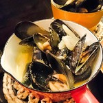 レモンバターソース(手前)とガーリックソース(奥)