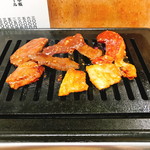 味自慢 スタミナ苑 - 特選赤盛り（ミソ）おかわり（980円）をすべて網に載せたところ