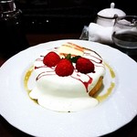 星乃珈琲店 - 苺のパンケーキ。