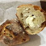 パンやきどころ RIKI - リンゴとアーモンドが練り込まれた生地にクリームチーズ！