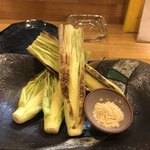 居酒屋山さん - ベビーコーン炭焼き(皿に入っているのはアーモンド塩だそうです)