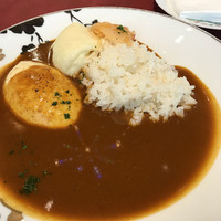 シェ・イノ - クネル（魚介、鶏を使ったムース）を添えた海老のフォンカレー