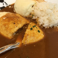 シェ・イノ - クネル（魚介、鶏を使ったムース）を添えた海老のフォンカレー