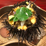 銀座 しのはら - 鮑が入って飾られた雲丹