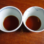 そば切り なかむら - つけ汁の比較（左は非熟成、右は熟成）