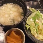 魚Den 聖蹟桜ヶ丘店 - サラダ、漬物、味噌汁