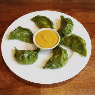 ほうれん草の緑が鮮やか！多彩なネパールの蒸し餃子をご用意