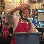 忠勇 - 【’18.6】暴れまわる鰻と戦うお母さん（笑）