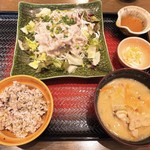 大戸屋 ごはん処 - 豚しゃぶサラダと具だくさん豚汁 890円
五穀米変更、ごはん少なめ(-20円)