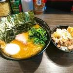 家系ラーメン クックら - ラーメン並 ¥680 チャーシュー、卵まぶし ¥180