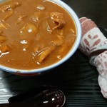 きよひら - カレーうどん、単品(税込670円)、右はエプロン