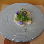 エッサンシエル - 根セロリのレムラード・ソースとアオリイカ