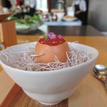 エッサンシエル - イクラと卵黄、紫蘇の花、蕪と魚介ジュレ