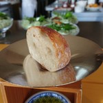 エッサンシエル - 自家製パンと、テッレ・ボルマーネのエキストラバージンオリーブオイル