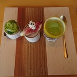 エッサンシエル - 梨・ピスタチオ、無花果とサワークリーム、カボスのジュレとマスカット