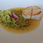 エッサンシエル - 帆立の貝柱、カリフラワーのクスクス、オマール海老の頭コンソメスープ