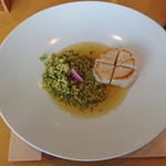 エッサンシエル - 帆立の貝柱、カリフラワーのクスクス、オマール海老の頭コンソメスープ