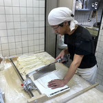 手打ちうどん 大蔵 - うどんを切る様子