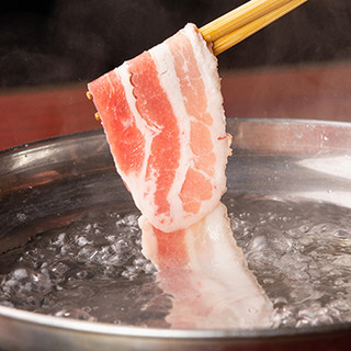 [Top quality Kurobuta pork shabu shabu] directly delivered from Kagoshima, which is a hot topic in the media