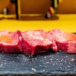 赤身肉とホルモン焼き コニクヤマ - 「厚切り牛タン2」