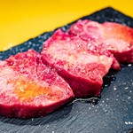 赤身肉とホルモン焼き コニクヤマ - 「厚切り牛タン」