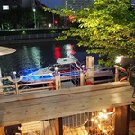 Lounge CRIB - 運河に輝くクルーザー