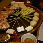 うかい鳥山 - 鶏炭火焼 鶏二串 手羽中一本 薄揚一枚　焼野菜二点