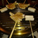 うかい鳥山 - 鶏炭火焼 鶏二串 手羽中一本 薄揚一枚　焼野菜二点