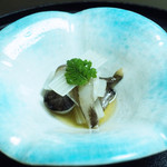 と村 - アジサイの薄浅黄（うすあさぎ）色の器に盛り付けられた能登産のトリ貝