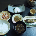 と村 - お食事、鰯の焼き物と縮緬山椒が秀逸！