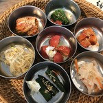 焼肉・冷麺 二郎 - 季節野菜のキムチ、ナムル盛り