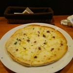 ピアット アッラ カルタ センタ - アンチョビとガーリックのピザ