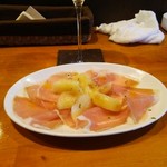 ピアット アッラ カルタ センタ - 生ハムと白桃の前菜