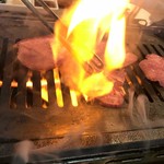 焼肉・冷麺 二郎 椿町店 - 牛タンって炎が上がる食べ物なの！？