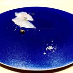 レストラン トヨ トーキョー - 新鮮な平目。マスタード、山椒の花と塩で。