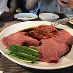 焼肉・冷麺 二郎 - 肉にタレを良く絡めて…