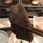 焼肉・冷麺 二郎 - 岩塩をちょんと付けてパクッと！口の中に肉汁溢れます～(o´Д`)