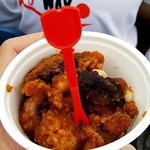 秩父宮ラグビー場 売店 - 凡そ半年ぶりだけど相変わらずコロモくったくたのタコ辛揚げ。(笑)