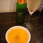 LE BON - 人参とトマトの冷製スープ。
            スパークリングで乾杯(^^)