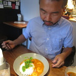 日本ワインとスパイス ブロディ - ポキール氏はエビとパプリカのレッドカレーにご満悦