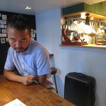 手前のテーブル席に着席です