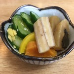 鮒兼 - お新香です　胡瓜がとても美味しいですが、この時期は刻んだ生姜も素晴らしいです　三切れ入れるなんて無粋なことはしません
