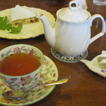 ワーズワース - マロウブルーオレンジ茶、ナッツのタルト